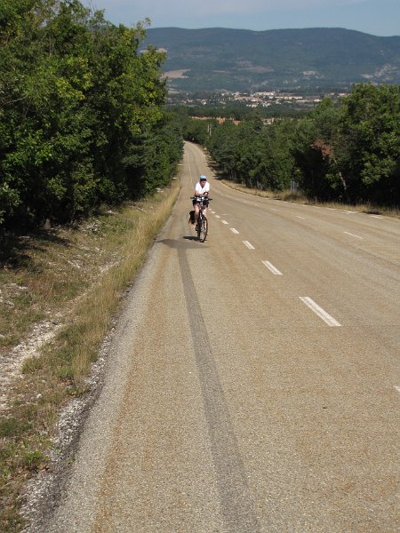 frouwkje op helling bij sault.jpg - Vrijdag 23 september, de laatste vakantiedag. Morgen gaat het weer richting Nederland. Vandaag nog een dag fietsen in de omgeving van Sault. Deze weg zal ons altijd bijblijven als "vliegenweg". Lange steile stukken klimmen en om ons heen duizenden vliegen. Niet echt prettig.